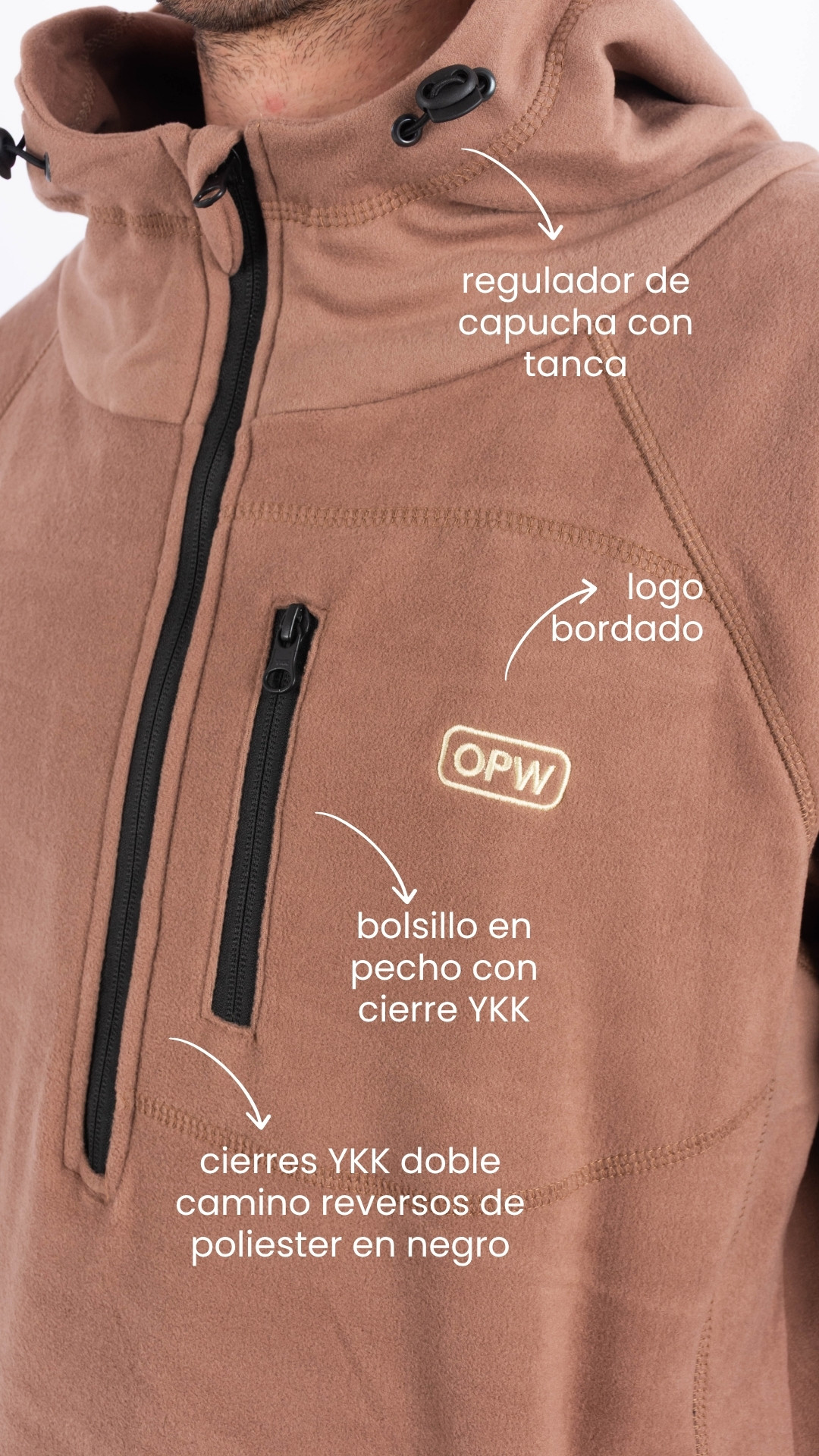 bolsillo en pecho con cierre YKK logo bordado regulador de capucha con tanca cierres YKK doble camino reversos de poliester en negro